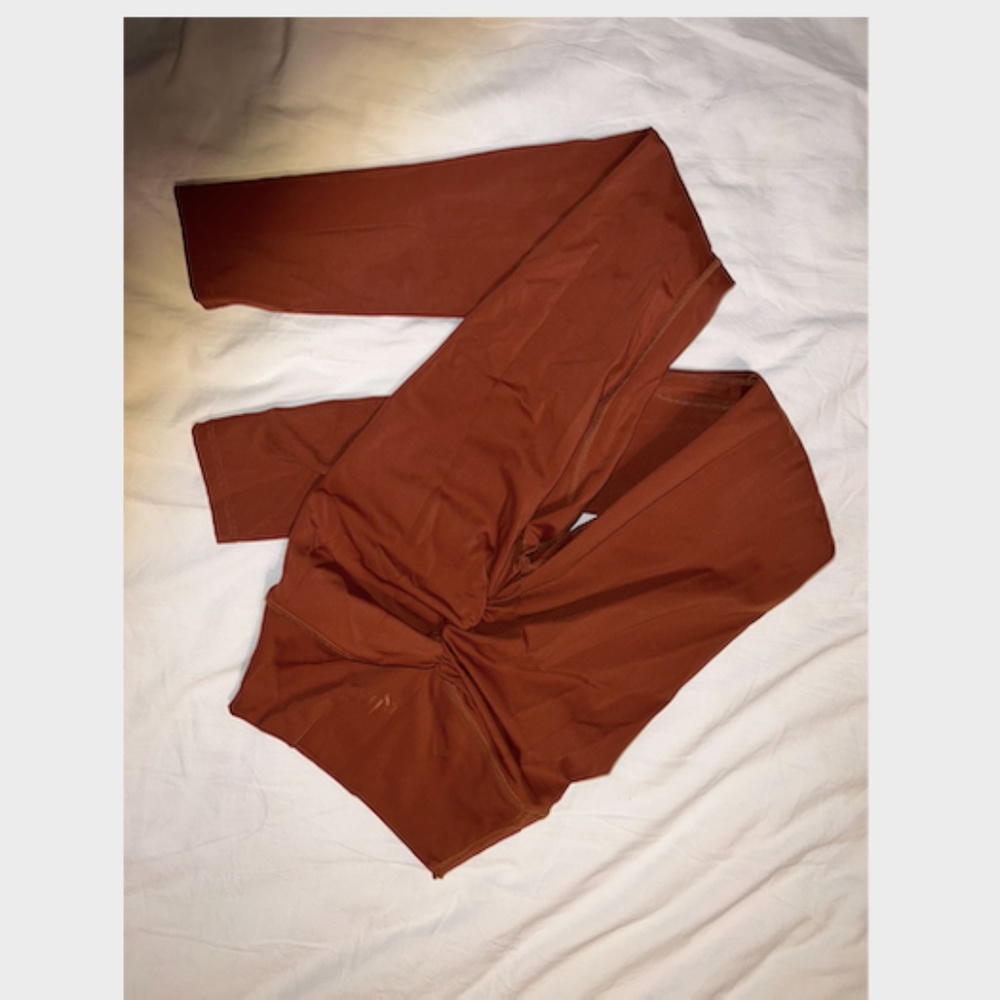 Crop Shop Boutique Scrunch Leggings XS in Rust